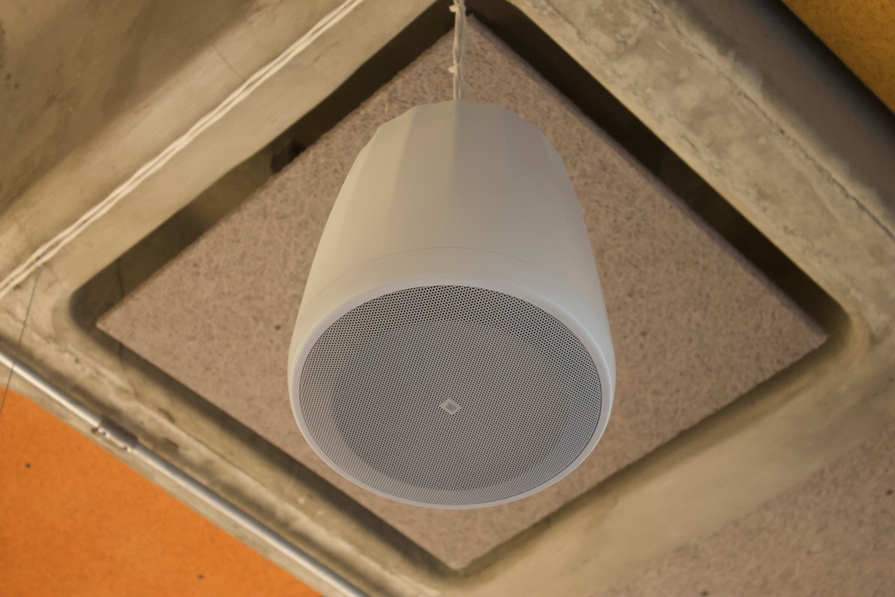 Sistema de audio profesional instalado en sala de reuniones ejecutiva