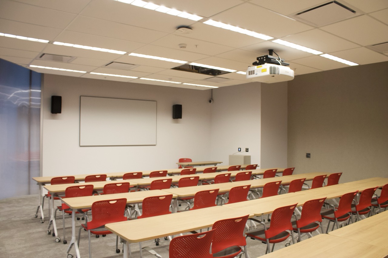 Sala de videoconferencia corporativa equipada con pantallas y sistema de audio profesional