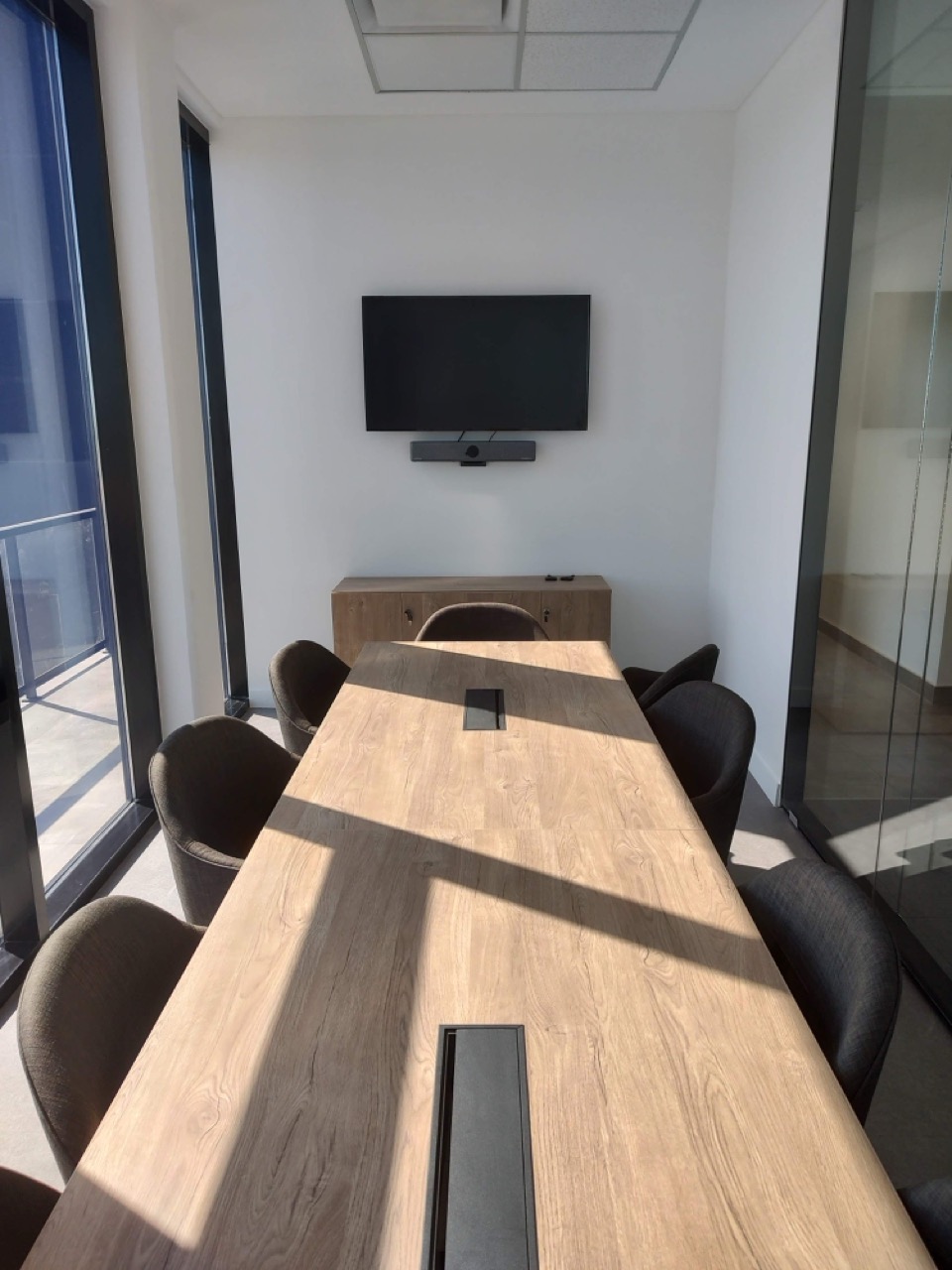 Sala de reuniones con equipamiento AV completo para videoconferencia