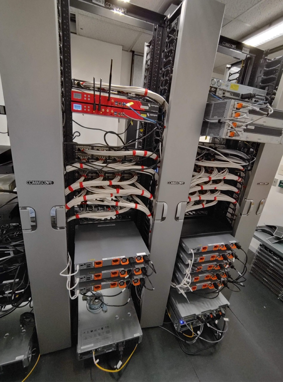Racks de servidores en centro de datos empresarial con cableado estructurado y organización profesional