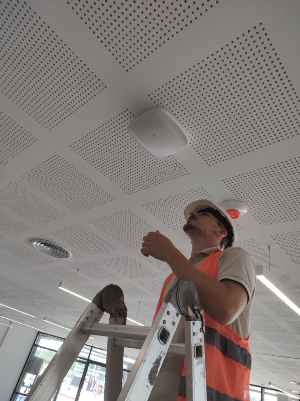 Instalación de access point WiFi empresarial con cableado certificado