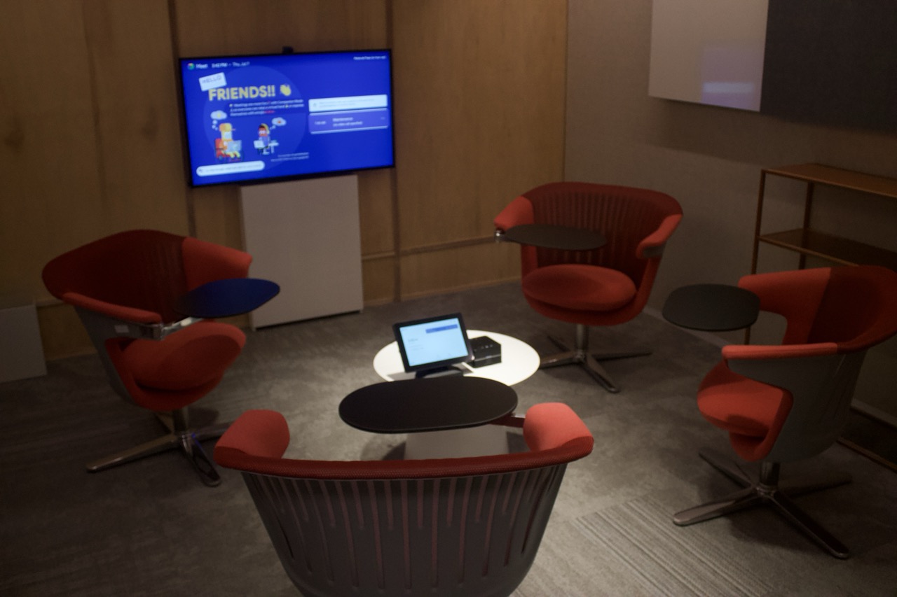 Sala de reuniones pequeña con sistema de videoconferencia integrado